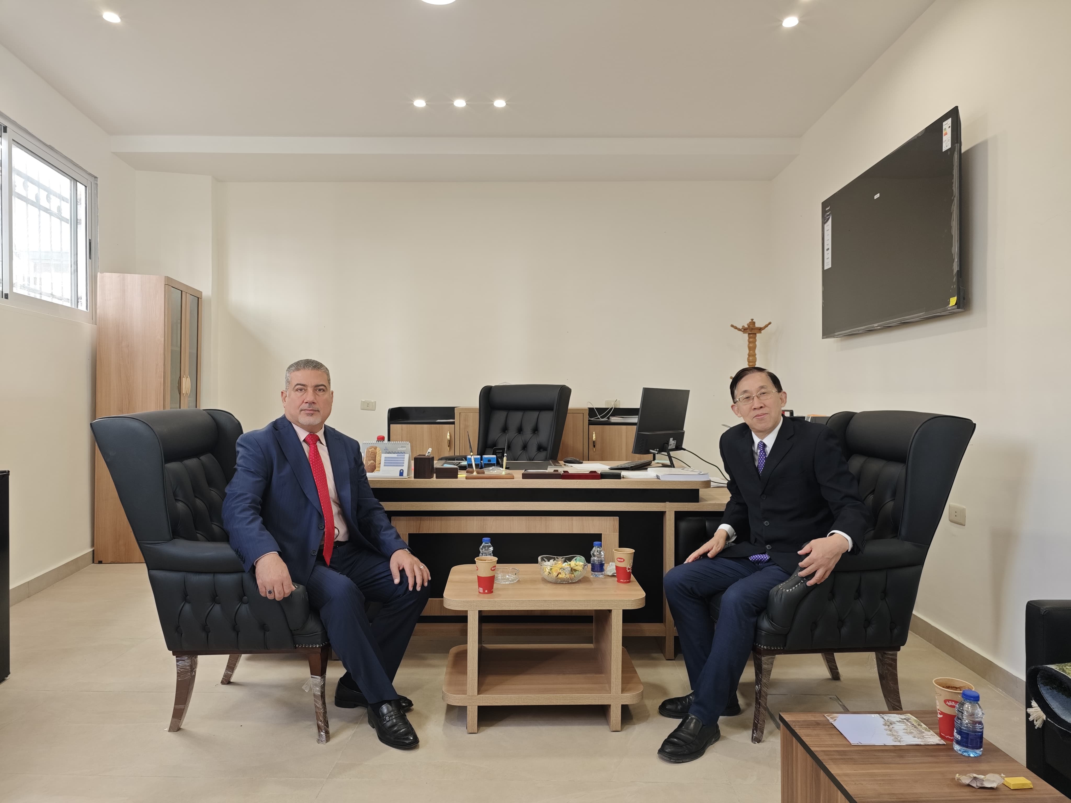 التقى السيد مثنى جبار الفريجي، مدير المركز التجاري العراقي في المملكة الأردنية الهاشمية. السيدتشنغ يونغروو ، المستشار الاقتصادي في السفارة الصينية لدى المملكة الأردنية الهاشمية